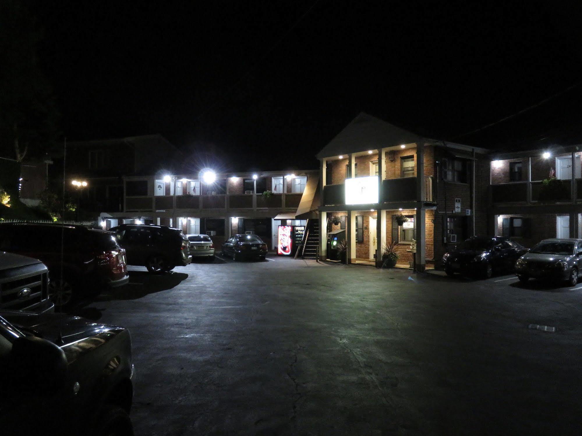 Central Motel Courtyard White Plains Exterior foto