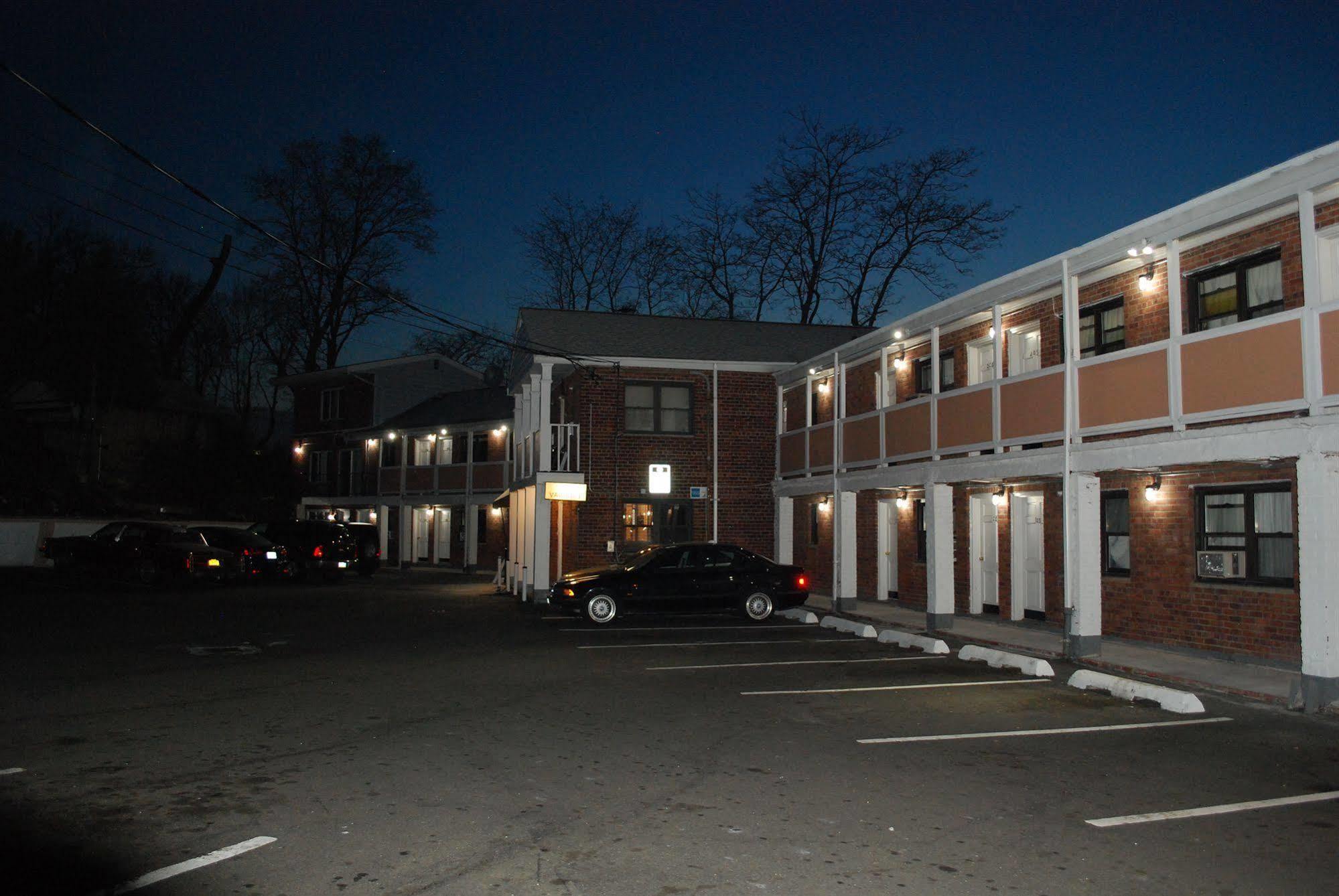 Central Motel Courtyard White Plains Exterior foto
